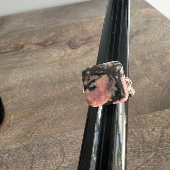 Handmade funky pink and black stone rhodonite and wire ring - size 6 - Picture 3 of 8